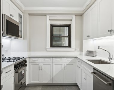 225 E 57th St - Photo Thumbnail 1