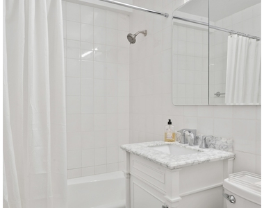 225 E 57th St - Photo Thumbnail 4