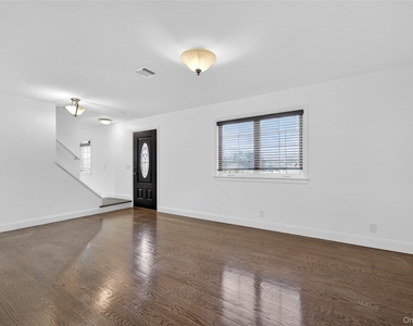 8 Lee Gray Court - Photo Thumbnail 2