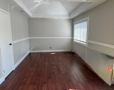 69 Illinois Street - Photo Thumbnail 7