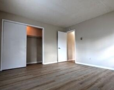 35 Parkwood Street - Photo Thumbnail 14