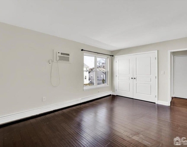 289 Main Street - Photo Thumbnail 14