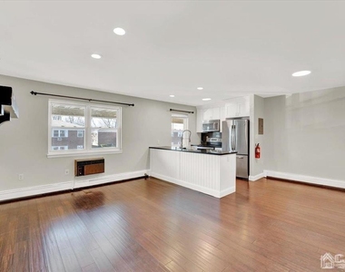 289 Main Street - Photo Thumbnail 3