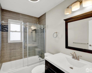 289 Main Street - Photo Thumbnail 11