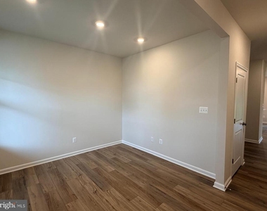 19 Forest Grove Avenue - Photo Thumbnail 6
