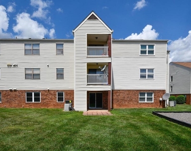 102 Chesterfield Lane - Photo Thumbnail 5