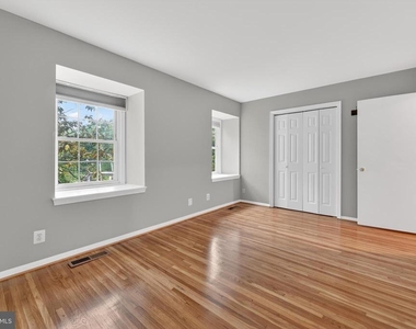 7601 Tiverton Drive - Photo Thumbnail 11
