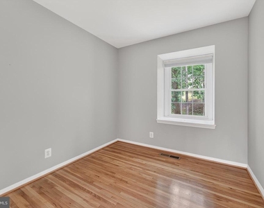 7601 Tiverton Drive - Photo Thumbnail 8