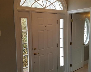 1619 Seneca Avenue - Photo Thumbnail 2