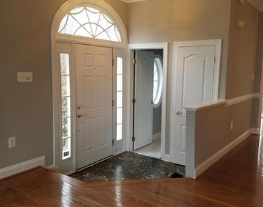 1619 Seneca Avenue - Photo Thumbnail 3