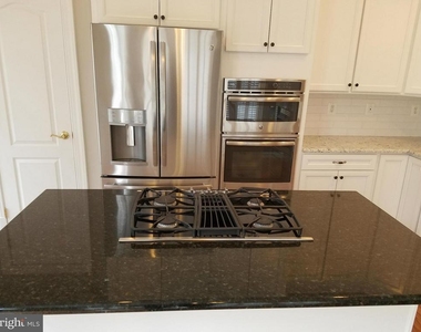 1619 Seneca Avenue - Photo Thumbnail 5