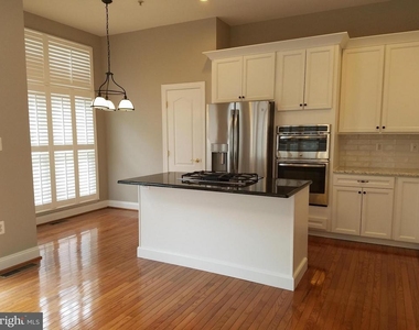 1619 Seneca Avenue - Photo Thumbnail 9