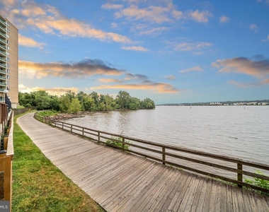 501 Slaters Lane - Photo Thumbnail 15