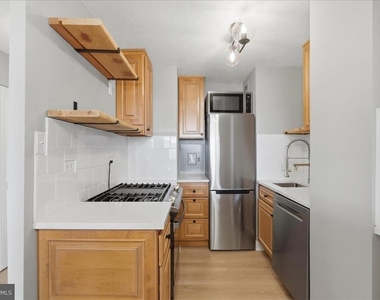 2030 N Adams Street N - Photo Thumbnail 3