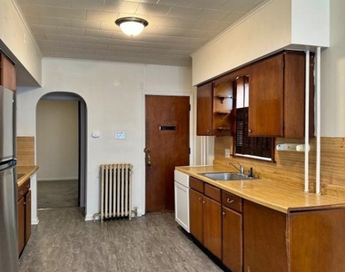 819 E Market Street - Photo Thumbnail 3