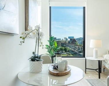 1131 N Front Street - Photo Thumbnail 4
