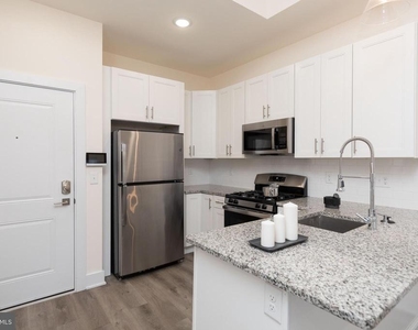 962 N 8th Street - Photo Thumbnail 5