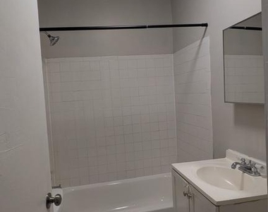 412 E Walnut Lane - Photo Thumbnail 3
