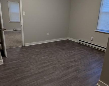 412 E Walnut Lane - Photo Thumbnail 6