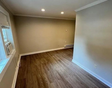909 E Davie Street - Photo Thumbnail 3