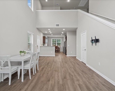 516 E Slaughter Ln - Photo Thumbnail 7
