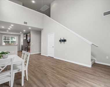 516 E Slaughter Ln - Photo Thumbnail 8