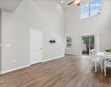 516 E Slaughter Ln - Photo Thumbnail 4