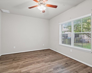 516 E Slaughter Ln - Photo Thumbnail 3