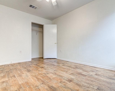 7505 Aspen Brook Dr - Photo Thumbnail 8