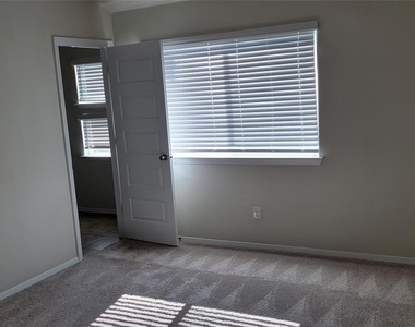 127 Trailside Ln - Photo Thumbnail 8