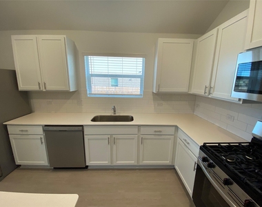 1400 Pickerel St - Photo Thumbnail 6