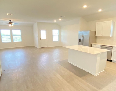 1400 Pickerel St - Photo Thumbnail 4