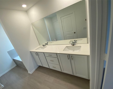 1400 Pickerel St - Photo Thumbnail 19