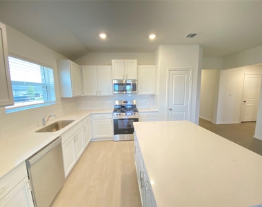1400 Pickerel St - Photo Thumbnail 7