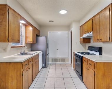 2805 Davis St - Photo Thumbnail 4
