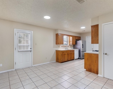 2805 Davis St - Photo Thumbnail 3