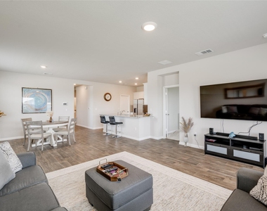 102 Rainmaker Cv - Photo Thumbnail 1