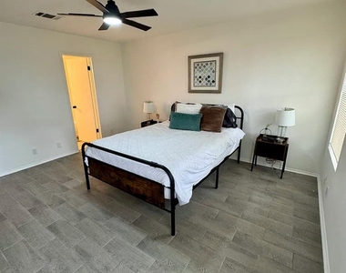 14400 Sandifer St - Photo Thumbnail 10