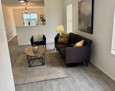 14400 Sandifer St - Photo Thumbnail 2