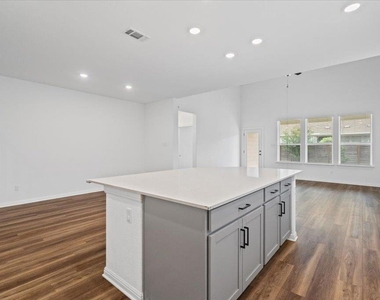309 Harbors Ln - Photo Thumbnail 5