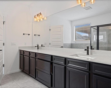 309 Harbors Ln - Photo Thumbnail 7