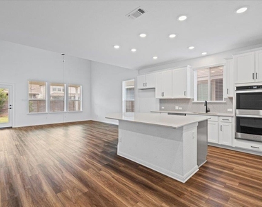 309 Harbors Ln - Photo Thumbnail 3