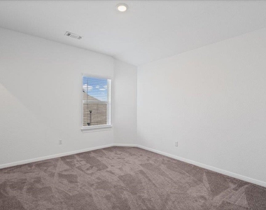 309 Harbors Ln - Photo Thumbnail 10