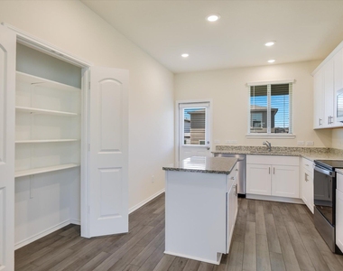 216 The Duke Dr - Photo Thumbnail 8