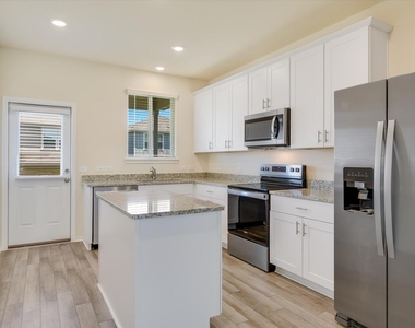 216 The Duke Dr - Photo Thumbnail 7