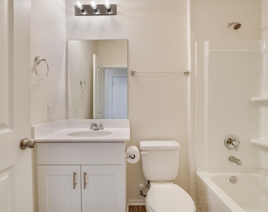 216 The Duke Dr - Photo Thumbnail 15