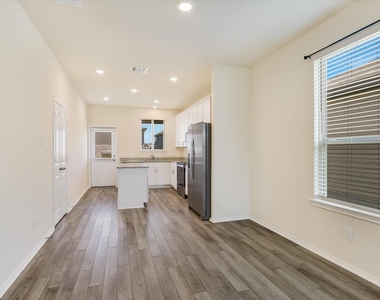 216 The Duke Dr - Photo Thumbnail 5