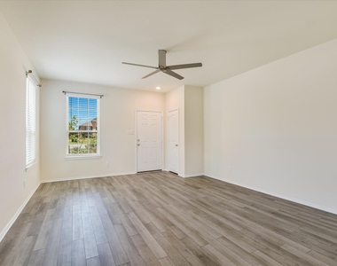 216 The Duke Dr - Photo Thumbnail 3
