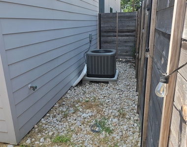 7601 Carver Ave - Photo Thumbnail 3