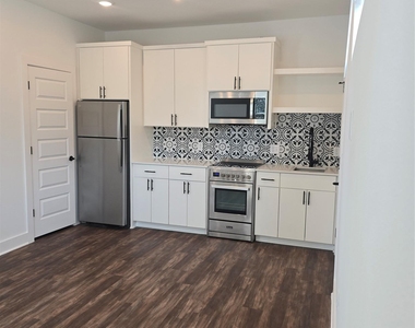 7601 Carver Ave - Photo Thumbnail 1